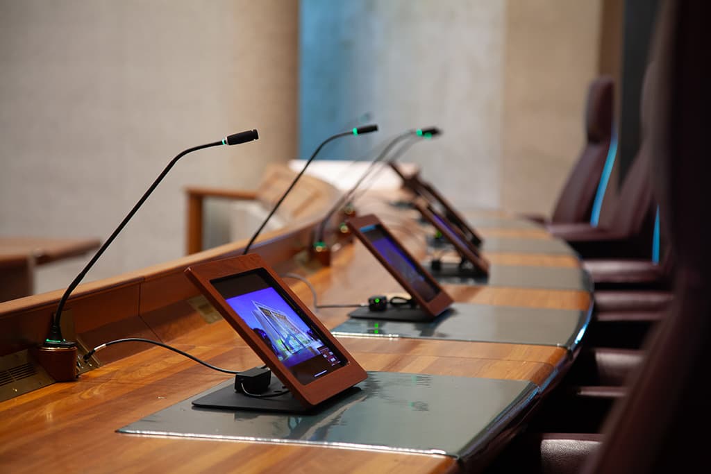 20.-Court-1---View-from-bench---showing-iPad-user-interfaces-and-Audio-Tecnicha-microphones-pichi