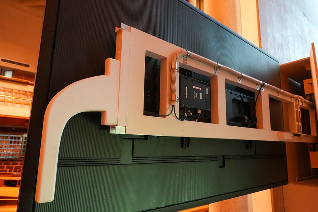 3.-Court-1---Custom-LCD-monitor-mounting-arm-pichi
